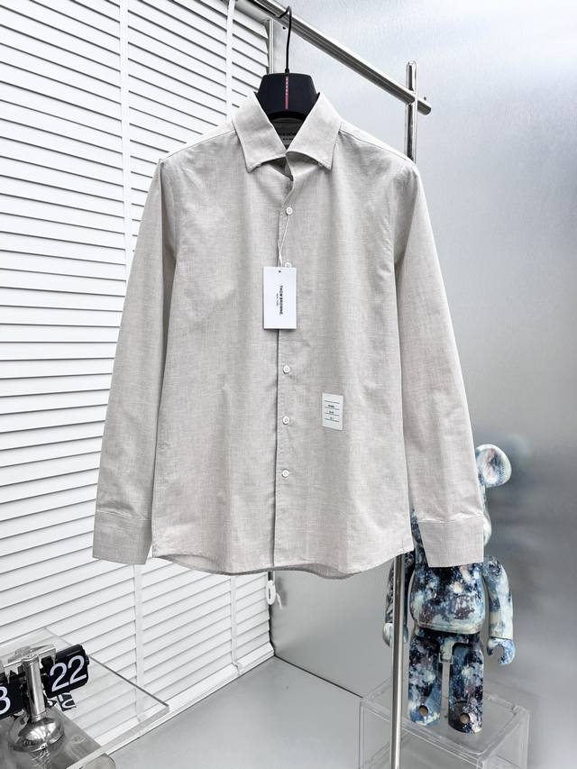 Tb* 25Ss新款长袖衬衫，整体轻奢高级，细节完美如斯，印证了原厂的匠心工艺，客供甄选土耳其高支白金级面料，舒适度不言而喻，品相极为优等，版型线条流畅完美，作