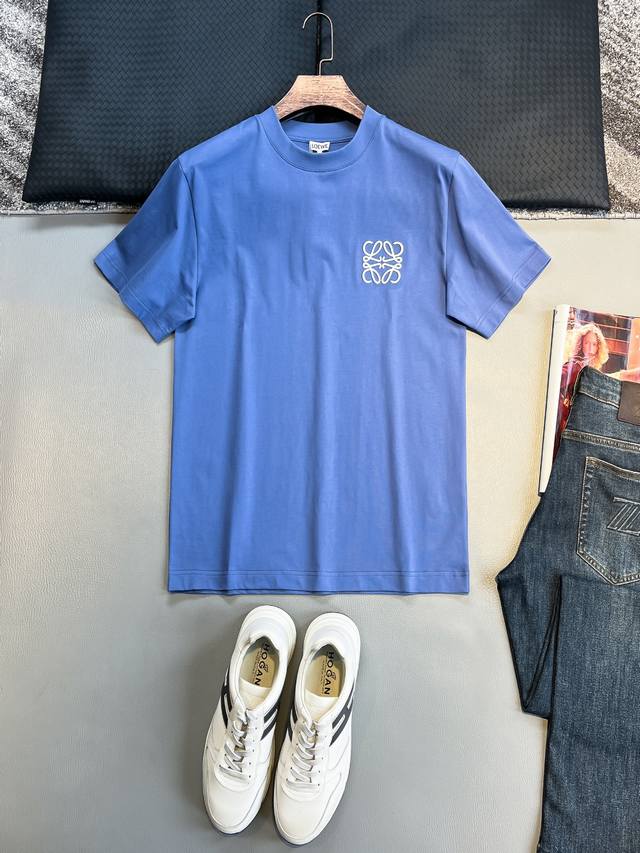Loe# 2025春夏新款首发专柜最新款短袖圆领T恤 高端订制 设计前卫时尚！品牌Logo重工艺设计 高端定制230克面料.手感柔软.穿着舒适.专柜级别精致车线