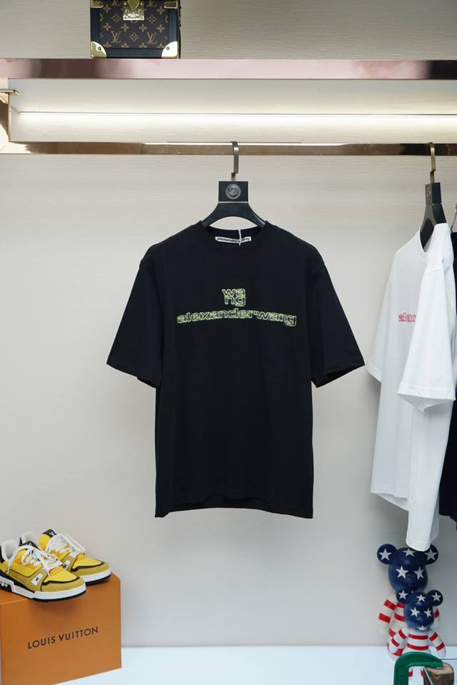 亚历山大王-2025春夏系列新品 男士丝光平纹棉质短袖T恤，这款短袖体恤采用柔软的丝光面料制成，标准版型裁剪，品牌字母Logo刺绣点缀，配以罗纹领口，领造型愈加