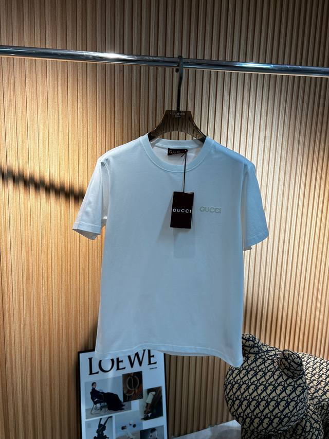 G家2025春夏新品Gucci字母立体皮绣工艺，短袖T恤；定制柜台专属面料！三标都是同步定制，简约大气设计，从设计理念到成型经过了无数的考证，高温烫压，洗水测试