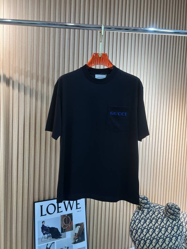 古奇Gucci 2025春夏新款首发专柜最新款短袖圆领T恤 高端订制 设计前卫时尚！品牌Logo印花字母口袋设计 高端定制丝光云朵棉面料.手感柔软.穿着舒适.专