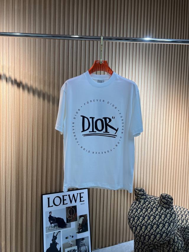 迪奥Dior 2025春夏新款首发专柜最新款短袖圆领T恤 高端订制 设计前卫时尚！品牌Logo印花设计 高端定制丝光云朵棉面料.手感柔软.穿着舒适.专柜级别精致