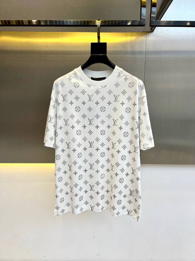 Lv、2025春夏全新系列单品上线，非常时髦前卫的一款男女同款短袖T恤，醒目的Logo图案修饰！区别于以往的不同，宣示品牌传承多年的设计理念！其吸睛度完全不亚于