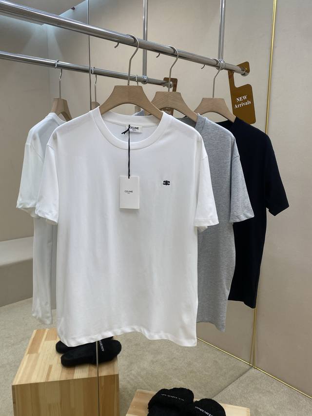 主推 Celine25Ss新款Triomphe刺绣平纹针织宽松T恤，这款T恤采用长绒棉面料制作而成，胸前品牌凯旋门Logo图案采用电脑刺绣工艺构成彰显品牌奢华，