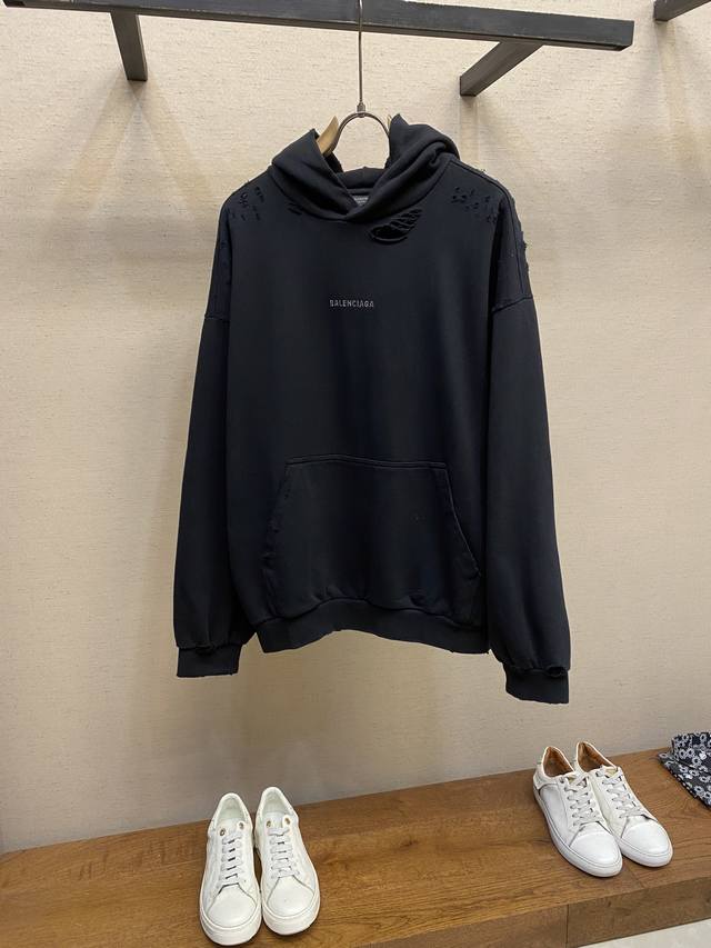 Balenciaga 烫钻连帽破洞卫衣 定制双股纳米水洗大卫衣智感绒料 质感十足 舒适贴肤 纯黑基调 奠定百搭基调 饰以Balenciaga 烫钻标识点缀 增添