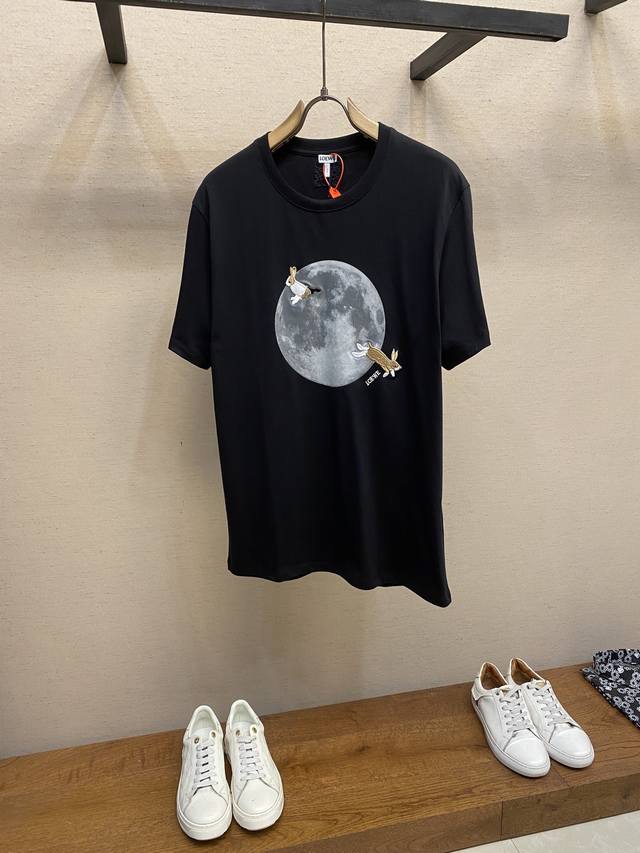 Loewe X Suna Fujita 月亮短袖 定制深邃绒感活性黑绸 细腻柔软 舒适贴肤 Loewe X Suna Fujita 合作系列作品 标志性 Loe