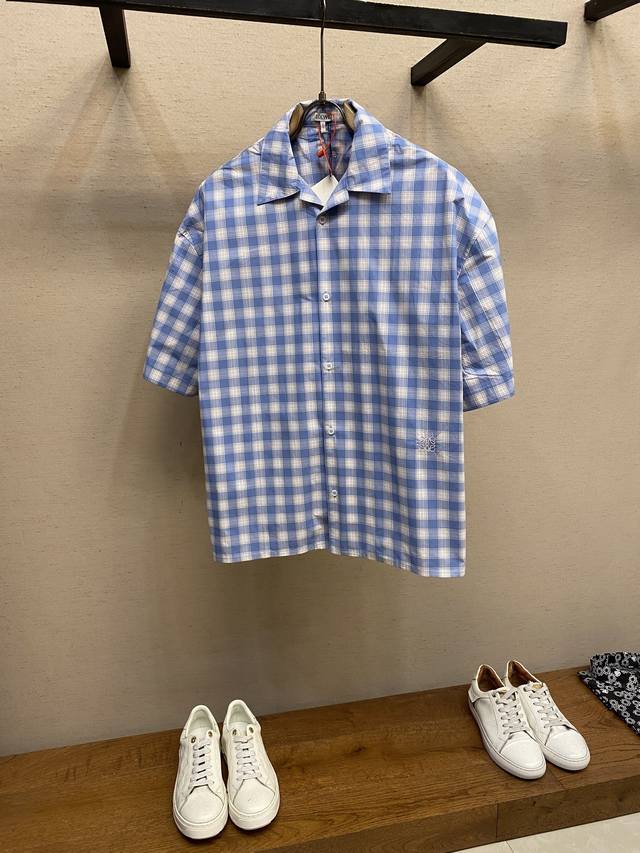 Loewe Anagram 刺绣格纹衬衫 定制定染臻彩棉质色织格韵锦 起订量高达到2000米 周期20天 富有质感 色泽饱满 舒适贴肤 以一抹清新蓝白格纹 似海