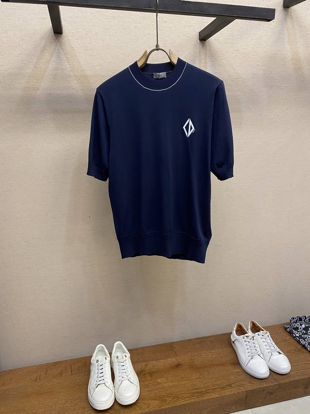 Dior Diamond 刺绣针织短袖 定织定染丝韵臻柔针织料 柔软丝滑 舒适贴肤 以浓郁的藏蓝色调登场 散发着与生俱来的高级感 胸前饰以Dior Diamon