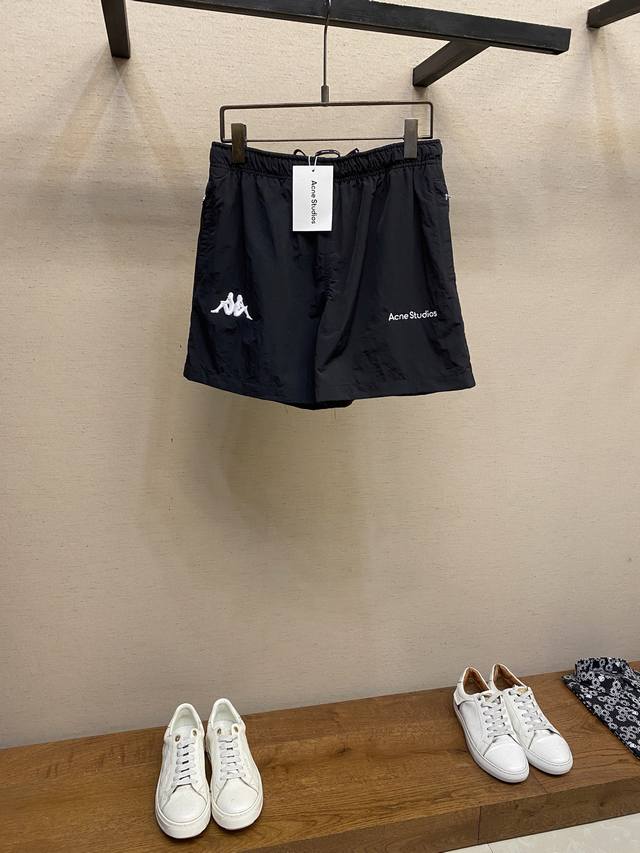 Acne Studios X Kappa 徽标短裤 定制霁青雅纹平尼绸 清爽透气 舒适贴肤 以纯粹之黑为底色 标志性Acne Studios标识精巧注脚 邂逅于