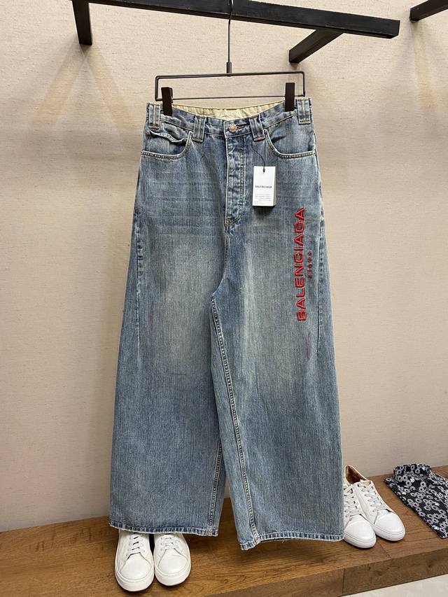 Balenciaga，Ba 红字刺绣牛仔长裤 原,300；环锭纱牛仔布、裤管饰以艺术作品刺绣、背面Jeans贴饰、中腰版型设计、正面和背面饰以洗水破坏款细节、隐