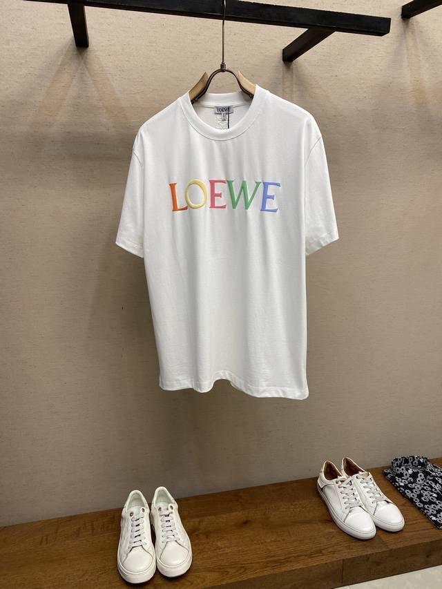 Loewe、罗意威 2025Fw糖果立体印花棉质半袖T 恤，后背经典刺绣Logo字母 轻盈棉质平纹针织 T 恤 宽松版型，这件T恤我可以穿到天荒地老 经典款T恤