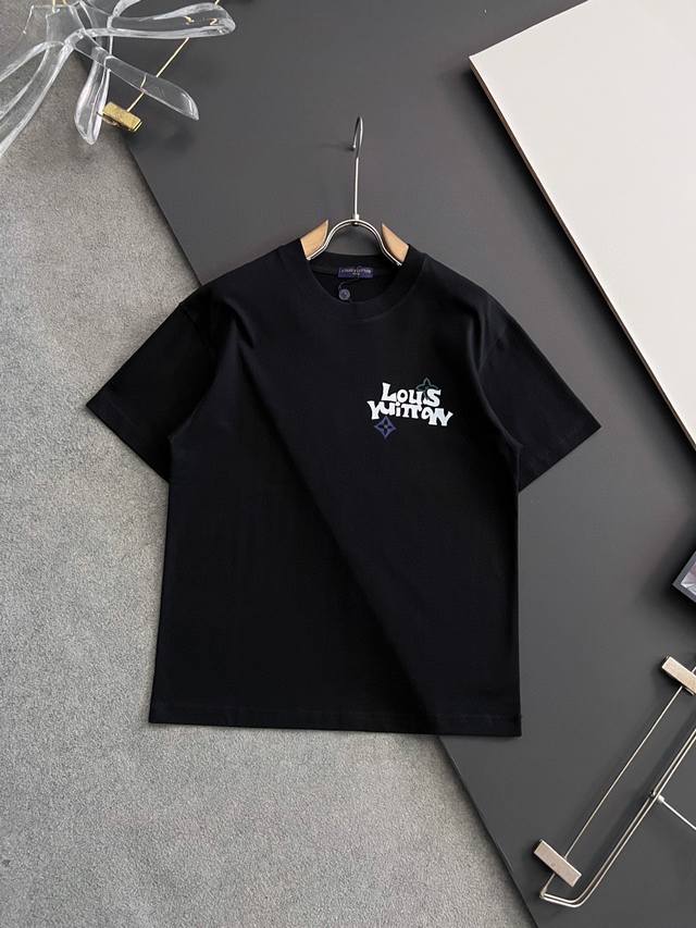 Lv* 2025最新款短袖T恤，独家260克重磅打造、休闲时尚的尚佳之选。定制高支80支双股纯棉密柔面料、亲肤性极佳。尺码：S- Xxl 微宽松版型