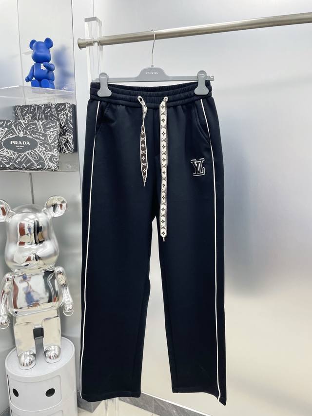 Lv 路易 2025春夏新款字母刺绣休闲裤 长裤 Ss 品牌经典Logo 定制面料，舒适度极好，手触感： 烈。辦识度极高，完美品相工艺。 尺码：M-3Xl