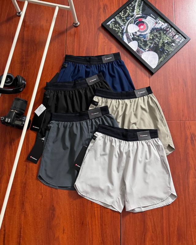 供 原单品质 Lululemon 露露轻量透气户外运动机能短裤 夏季精选，面料手感超级舒服，轻薄透气，速干有弹力，高端立体裁剪设计，上身运动灵活舒适！ 代工品质