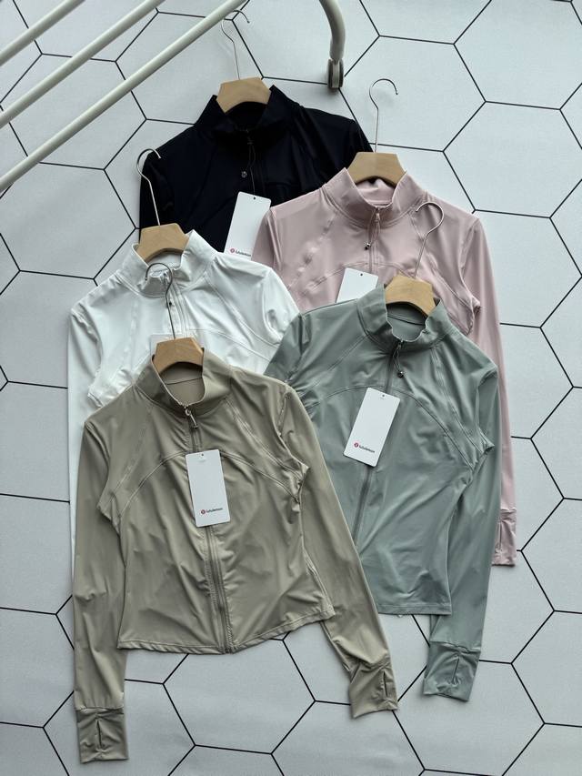 供 上新高品质 Lulu爆款冰感防晒衣！ Lululemon女款修身裸感冰爽运动防晒衣瑜伽服！ 完美弧线，线条感十足，上身绝绝子！ 这款防晒衣的面料真是太赞了，