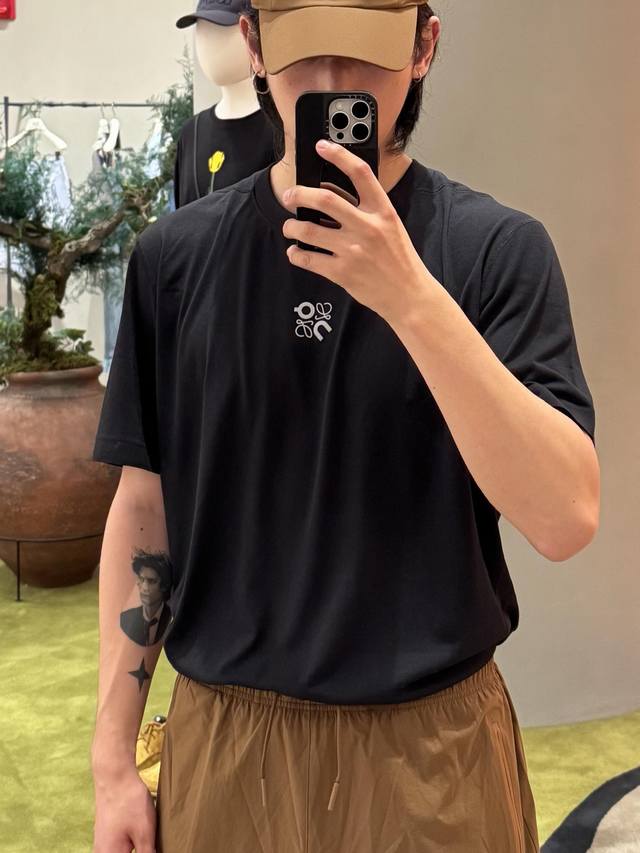 On 昂跑 X Loewe Active 柔软舒适时尚百搭短袖T恤 男女同款 - 品牌介绍：来自北欧的运动品牌 昂跑 创立于2010年 缓震着陆 强力回弹 轻盈
