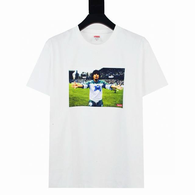 灭世纵横 Supreme 24Fw 阿根廷球员Maradona人像印花纪念短袖T恤 拒绝看图做货 拒绝拿错误版本对比 采用圆筒无缝工艺 原版工艺 衣服侧面没有缝