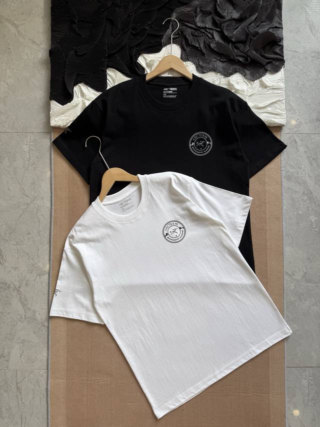 Arc'teryx 始祖鸟胸口圆形徽章印花 休闲短袖T恤 以索罗娜 Sorona 环保面料打造，兼具柔软触感与出色弹性，轻盈透气，带来全天候的舒适穿着体验，采用