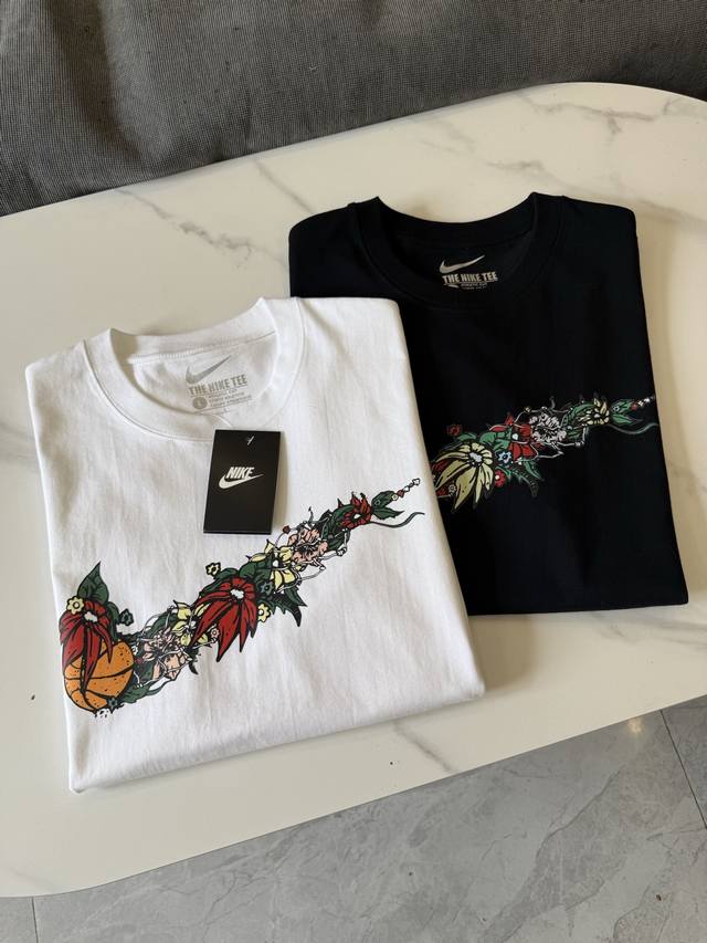 耐克Nike 花卉大Logo休闲运动纯色圆领短袖T恤 -面料采用260G双纱面料，达到透而不露的黄金平衡点，完美规避透视尴尬，成衣尺寸稳定，多次机洗仍能保持初始