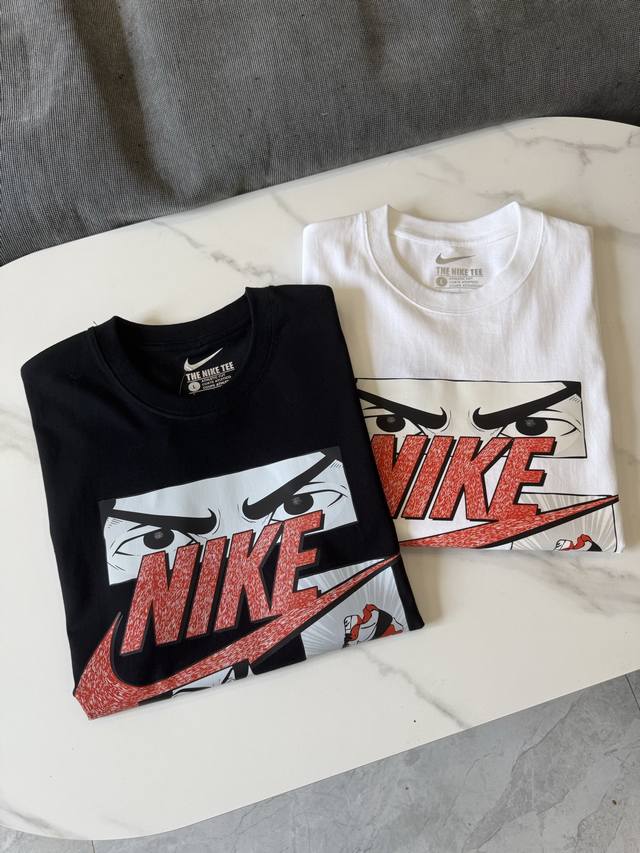 Nike Sportswear 漫画字母Logo印花运动圆领短袖T恤 -面料采用260G双纱面料，达到透而不露的黄金平衡点，完美规避透视尴尬，成衣尺寸稳定，多次