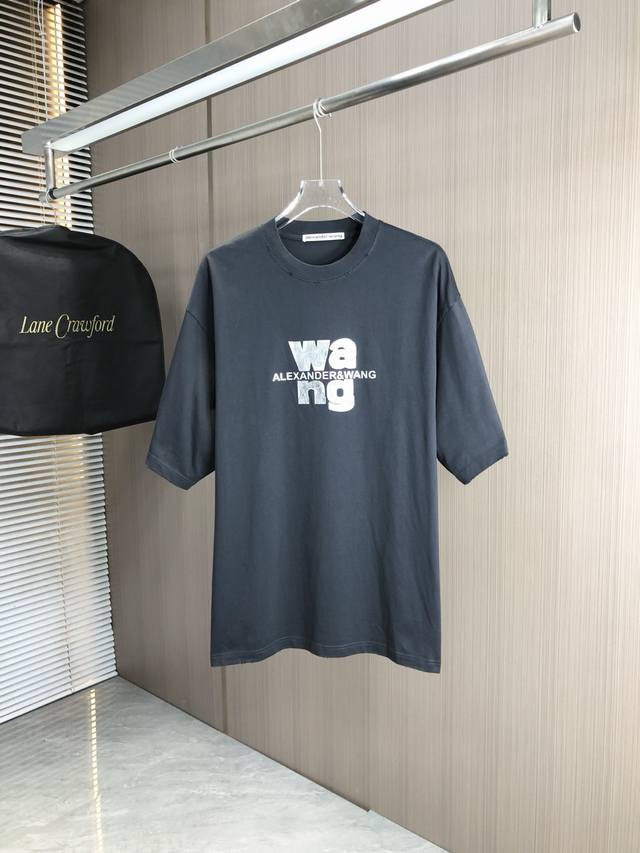 亚历山大*2025春夏新款胶带字母印花短袖进口面料。做工精致 出口产品 Os落肩宽松版 春夏最新专柜同步 时尚个性 男女同款 超级百搭 手工破坏工艺 码数：Xs