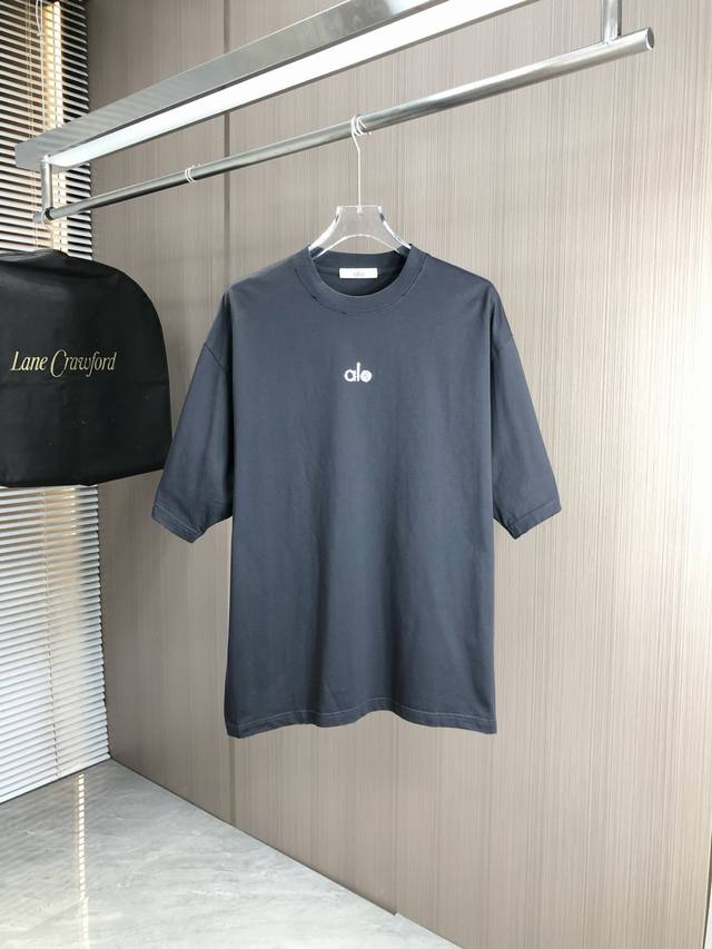 Alo*2025春夏新款胶带字母印花短袖进口面料。做工精致 出口产品 Os落肩宽松版 春夏最新专柜同步 时尚个性 男女同款 超级百搭 手工破坏工艺 码数：Xs-