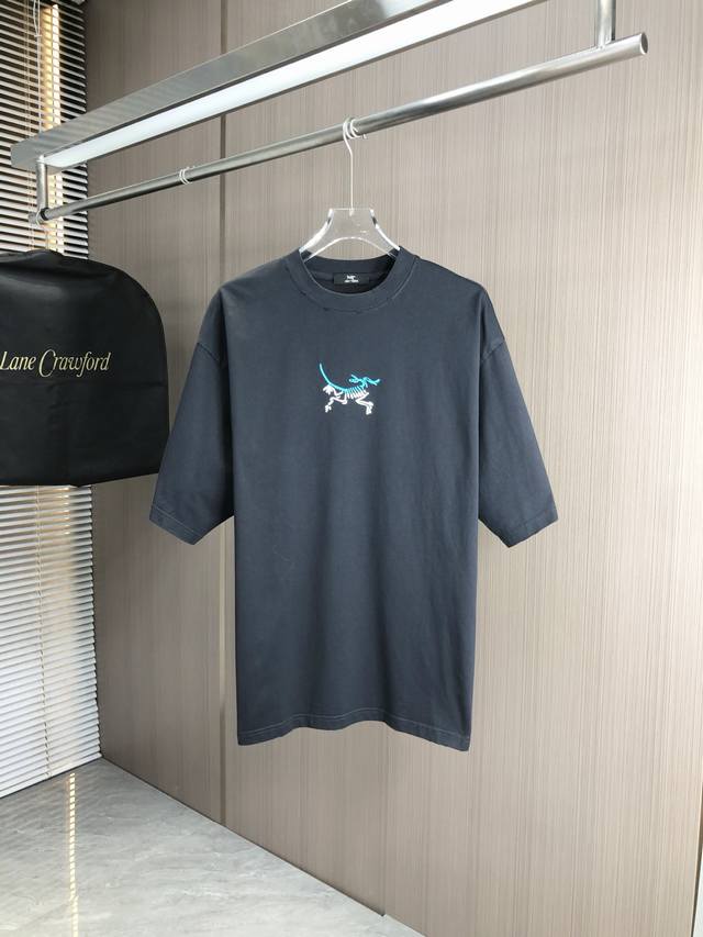 始祖2025春夏新款胶带字母印花短袖进口面料。做工精致 出口产品 Os落肩宽松版 春夏最新专柜同步 时尚个性 男女同款 超级百搭 手工破坏工艺 码数：Xs-L