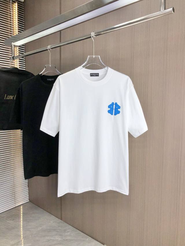 巴黎世家25年新款男士圆领打底短袖T恤 出众的版型设计彰显年轻时尚活力,个性十足. 客供面料,柔软舒适.高密度经典既是时髦感顷刻挥洒自如.时尚的潮流气息扑面而来