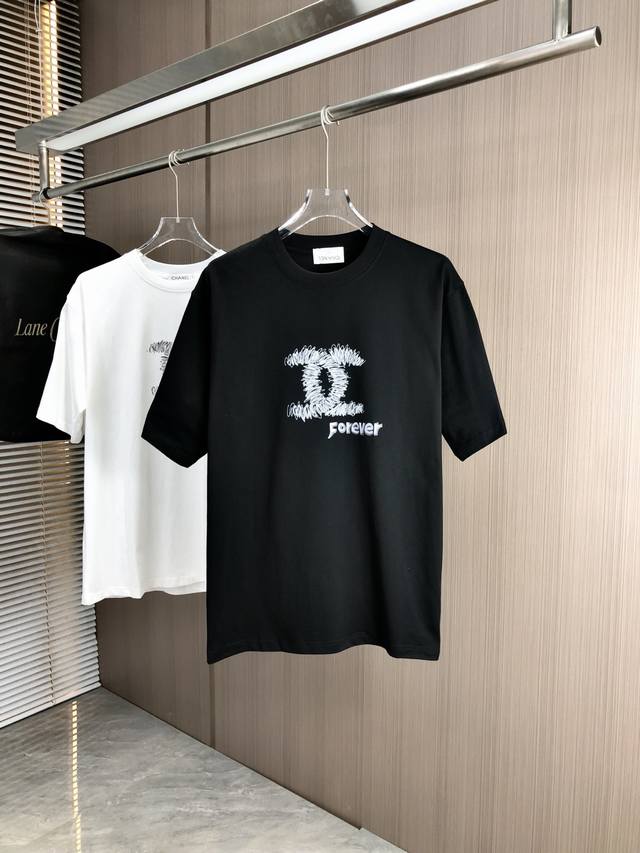 Chanl25年新款男士圆领打底短袖T恤 出众的版型设计彰显年轻时尚活力,个性十足. 客供面料,柔软舒适.高密度经典既是时髦感顷刻挥洒自如.时尚的潮流气息扑面而