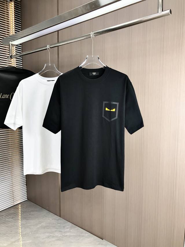 Fendi25年新款男士圆领打底短袖T恤 出众的版型设计彰显年轻时尚活力,个性十足. 客供面料,柔软舒适.高密度经典既是时髦感顷刻挥洒自如.时尚的潮流气息扑面而