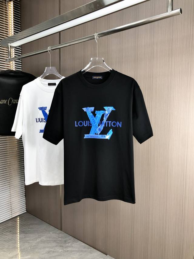 Lv*25年新款男士圆领打底短袖T恤 出众糖果色Log的版型设计彰显年轻时尚活力,个性十足. 客供面料,柔软舒适.高密度经典既是时髦感顷刻挥洒自如.时尚的潮流气