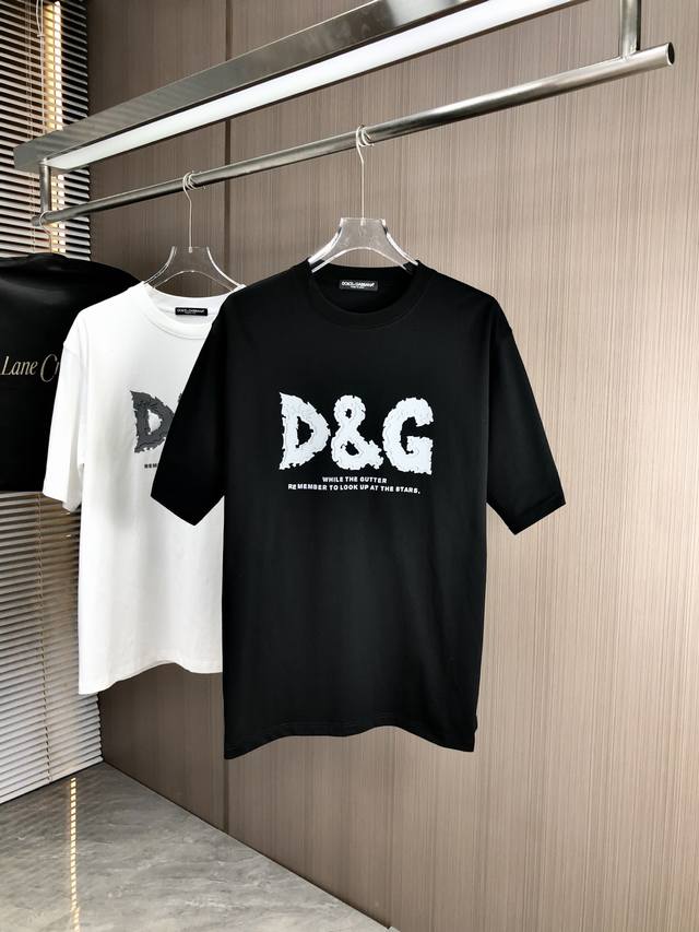 Dg25年新款男士圆领打底短袖T恤 出众的版型设计彰显年轻时尚活力,个性十足. 客供面料,柔软舒适.高密度经典既是时髦感顷刻挥洒自如.时尚的潮流气息扑面而来.耐