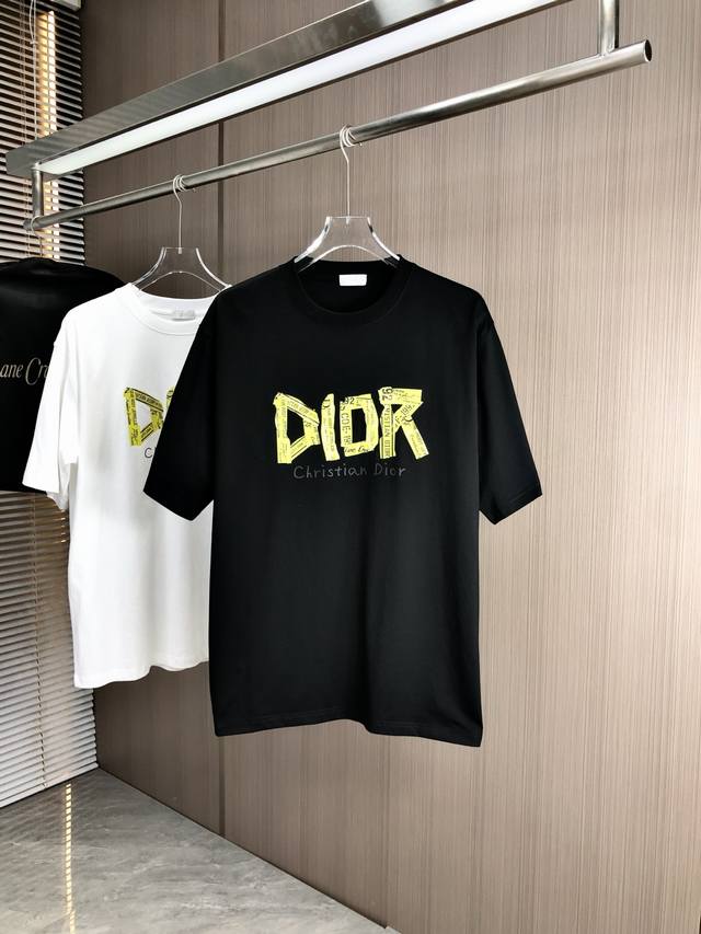 Diro25年新款男士圆领打底短袖T恤 出众的版型设计彰显年轻时尚活力,个性十足. 客供面料,柔软舒适.高密度经典既是时髦感顷刻挥洒自如.时尚的潮流气息扑面而来