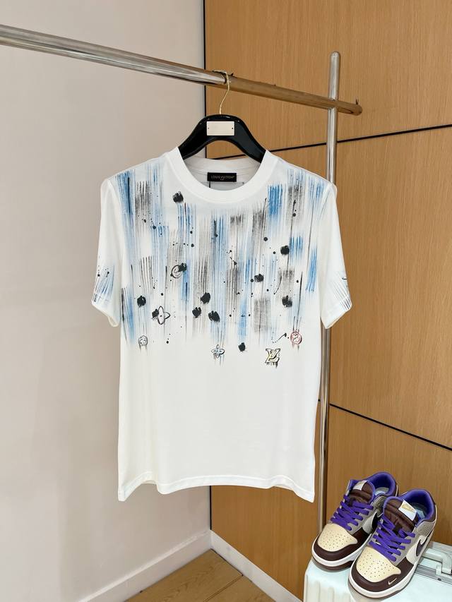 Lv 重磅推荐！2025Ss夏装新品 专柜在售 最新系列图案Logo短袖T恤 必须人手一件的节奏！进口顶极精梳棉面料，极为亲肤舒适 摸上去非常的细腻，质感很好，