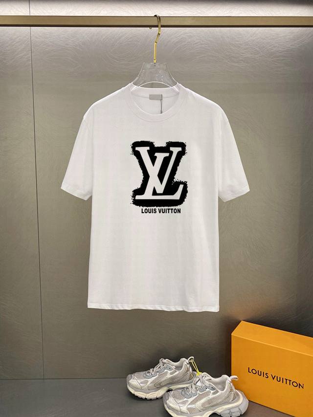 Lv 2025最新男士高端好货，胸前字母徽标印花图案增添活力感！最经典一目了然的干净与纯粹的结合.必入款推荐！选用190克双股丝光面料制成 纹理清晰，尽显高端奢