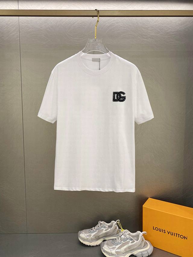 D&G 2025最新男士高端好货，胸前字母徽标印花图案增添活力感！最经典一目了然的干净与纯粹的结合.必入款推荐！选用190克双股丝光面料制成 纹理清晰，尽显高端