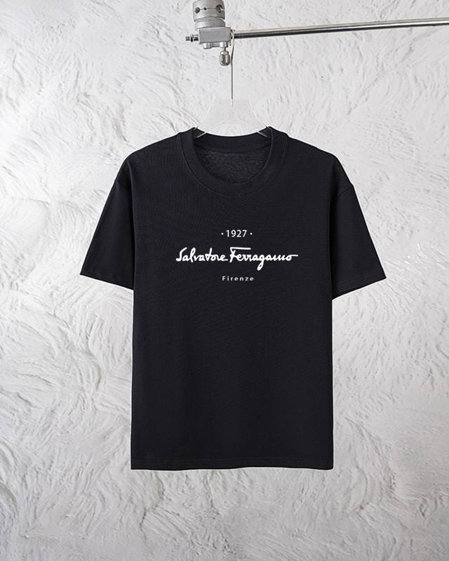 菲拉格慕 2025最新男士高端好货，胸前字母徽标印花图案增添活力感！最经典一目了然的干净与纯粹的结合.必入款推荐！选用190克双股丝光面料制成 纹理清晰，尽显高