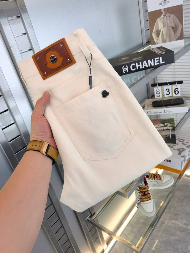 Moncler 蒙口 2025Ss春夏时尚新品 高端奢华定制小直筒牛仔裤，客供水洗弹力面料 精仿棉纱混纺 面料舒适柔软 经典小五金配饰 品质卓然 极度奢华 上身