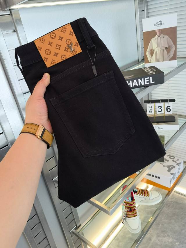 Lv 路易威登 2025Ss春夏时尚新品 高端奢华定制小直筒牛仔裤，客供水洗弹力面料 精仿棉纱混纺 面料舒适柔软 经典小五金配饰 品质卓然 极度奢华 上身有型
