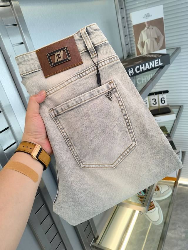 Fendi 25Ss春夏新款男士小直筒原单 牛仔裤 早春新款超柔软，弹力面料，复杂的手工艺叠加，任何一个洗水环节多停留几秒都会变成完全不一样的颜色效果，所以越加