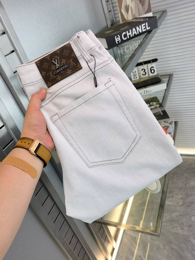 Lv 25Ss春夏新款男士小直筒原单 牛仔裤 早春新款超柔软，弹力面料，复杂的手工艺叠加，任何一个洗水环节多停留几秒都会变成完全不一样的颜色效果，所以越加珍贵，