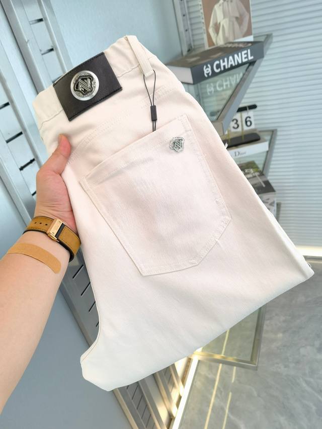 尺码:M-3Xl -范家 25Ss新款休闲阔腿牛仔裤，高端版本！专柜定制面料 透气舒适度高，细节无可挑剔，品牌元素设计理念，体现高品质。Logo图案，手感细腻柔