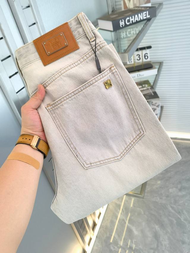 尺码:M-3Xl -纪家 25Ss新款休闲阔腿牛仔裤，高端版本！专柜定制面料 透气舒适度高，细节无可挑剔，品牌元素设计理念，体现高品质。Logo图案，手感细腻柔