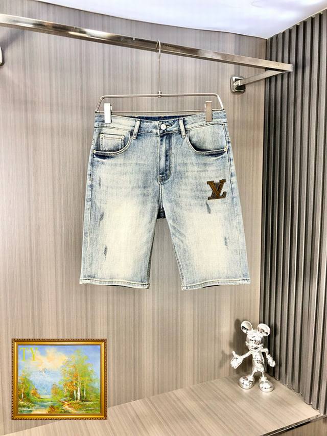 Lv 路易威登五分短裤 2025春夏最新推出男士牛仔裤新品！重工水洗牛仔面料，定制面料和一般牛仔布料比起来，更加柔软舒适！超重工洗水工艺 双工艺洗水 整条裤子，