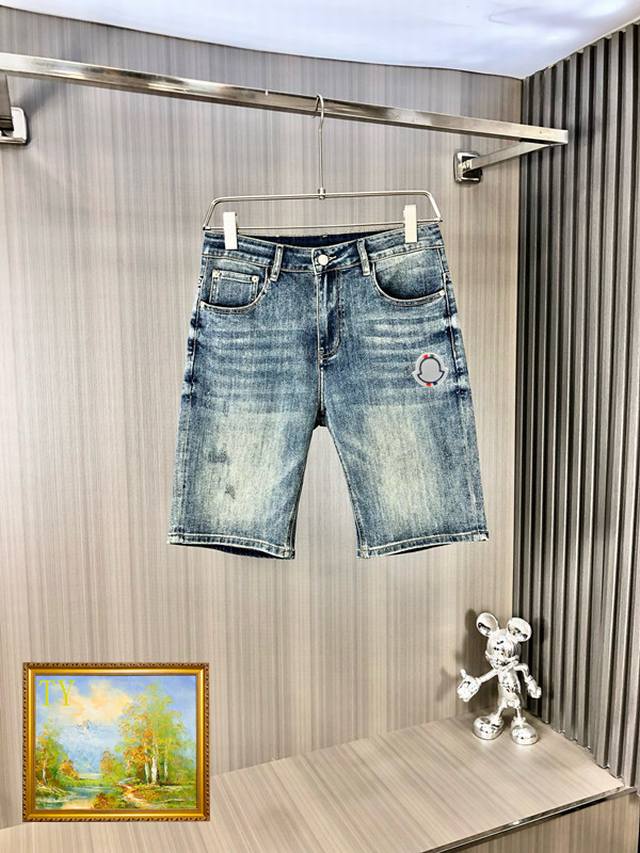 Moncler 蒙口五分短裤 2025春夏最新推出男士牛仔裤新品！重工水洗牛仔面料，定制面料和一般牛仔布料比起来，更加柔软舒适！超重工洗水工艺 双工艺洗水 整条