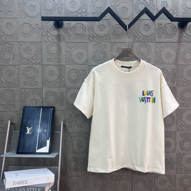 Louis Vuitton 路易威登 手绘字母印花 Logo标识精致升级，灵感源自八十年代复古 原版面料 官方同款 短袖T恤 同缸染面料 手感非常舒服 最新砖柜
