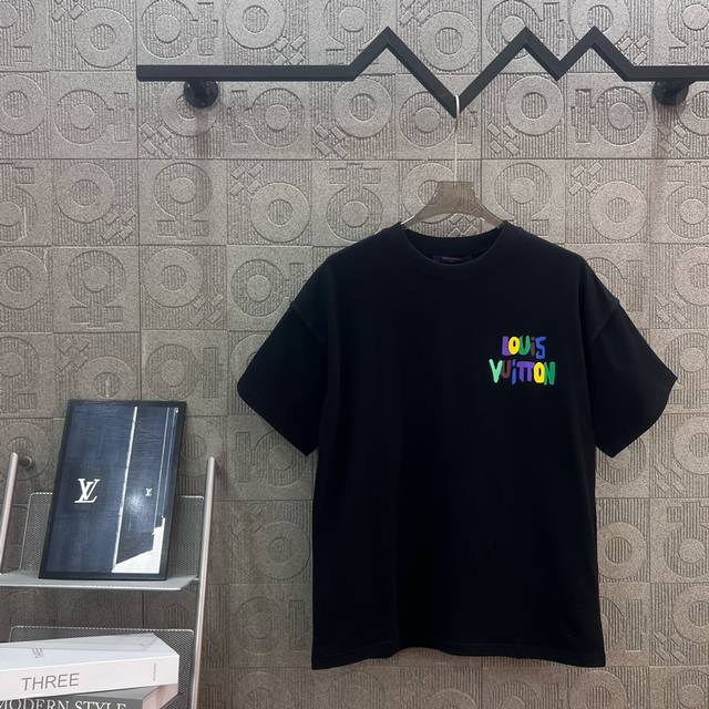 Louis Vuitton 路易威登 手绘字母印花 Logo标识精致升级，灵感源自八十年代复古 原版面料 官方同款 短袖T恤 同缸染面料 手感非常舒服 最新砖柜