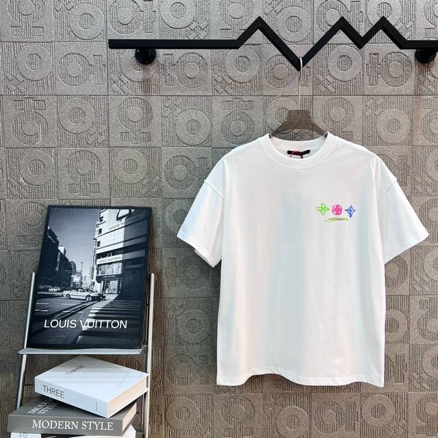 Louis Vuitton 路易威登 四叶草字母涂鸦 标识精致升级，灵感源自八十年代复古 原版面料 官方同款 短袖T恤 同缸染面料 手感非常舒服 最新砖柜同步
