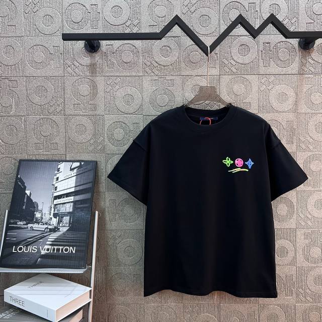 Louis Vuitton 路易威登 四叶草字母涂鸦 标识精致升级，灵感源自八十年代复古 原版面料 官方同款 短袖T恤 同缸染面料 手感非常舒服 最新砖柜同步