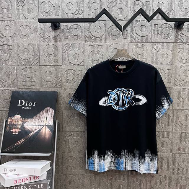 Dior迪奥 Cd字母涂鸦手绘印花 Logo标识精致升级，灵感源自八十年代复古 原版面料 官方同款 短袖T恤 定制260克同缸染面料 手感非常舒服 春夏砖柜同步
